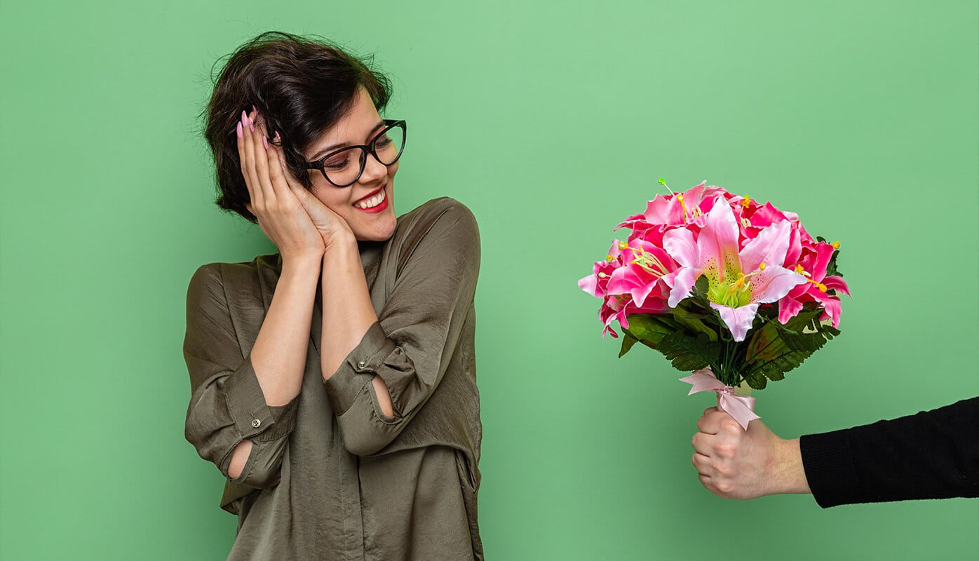 Mujer feliz al recibir un ramo de flores rosas