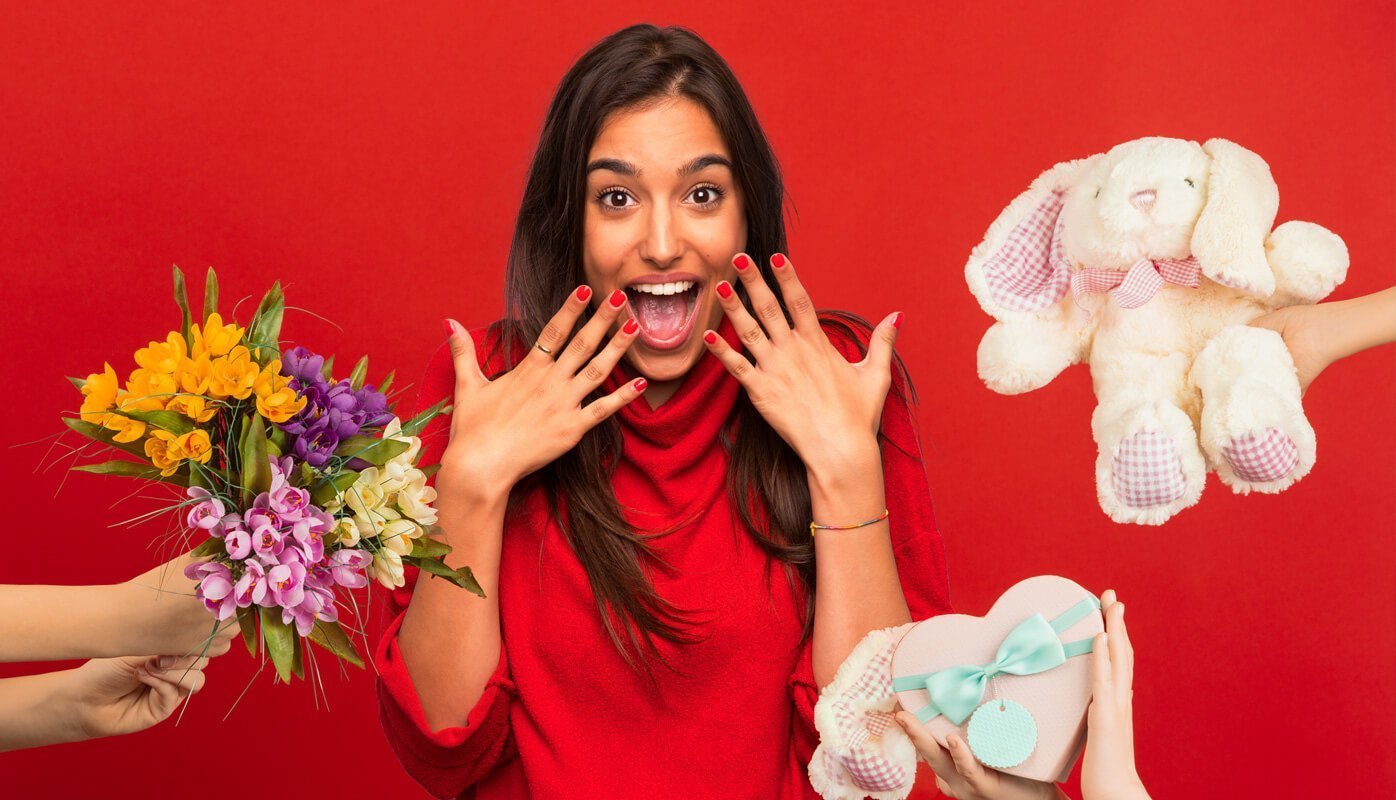 Mujer sorprendidas por recibir diferentes regalos