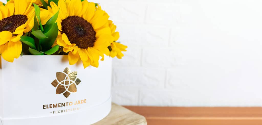 Box en forma de corazón con flores de girasol