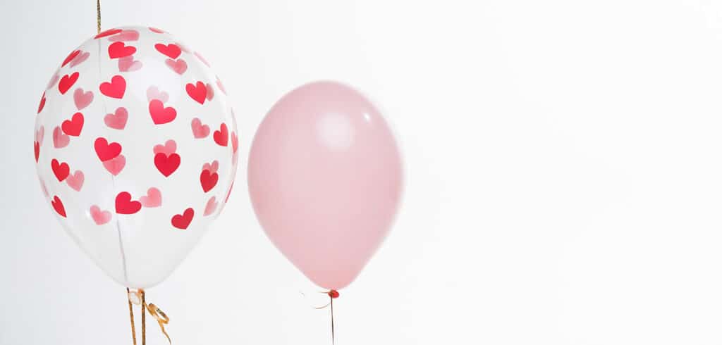 Globo transparente con decorados en forma de corazón y otro rosado