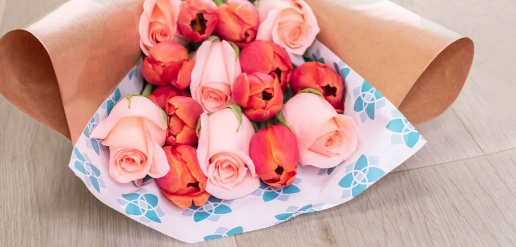 Ramo de rosas y tulipanes para regalar 