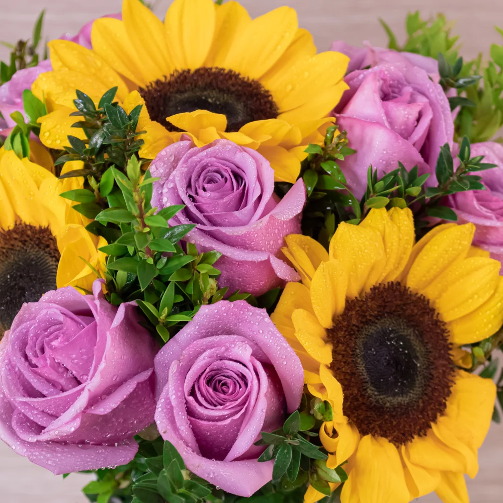 Florero de Rosas y Girasoles - Imagen 2