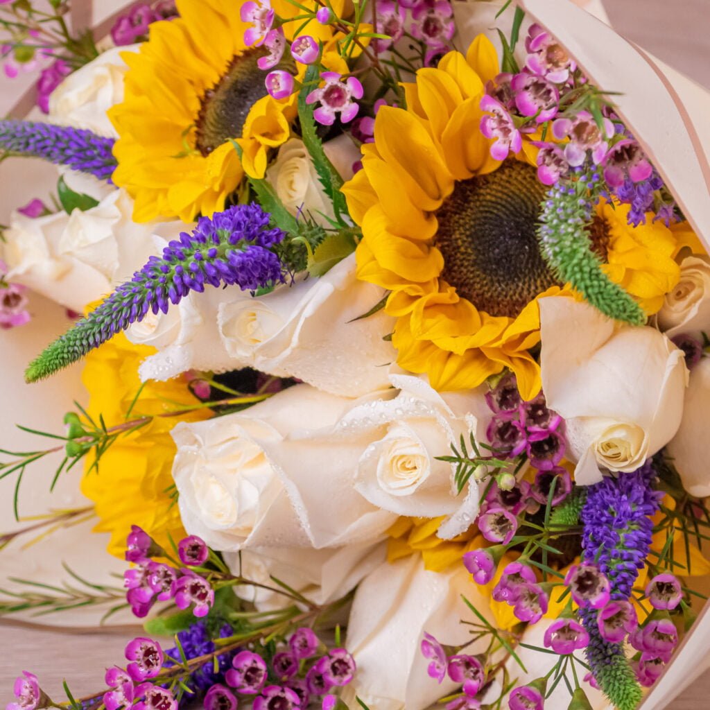 Ramo Deluxe De Girasoles Y Rosas Elemento Jade