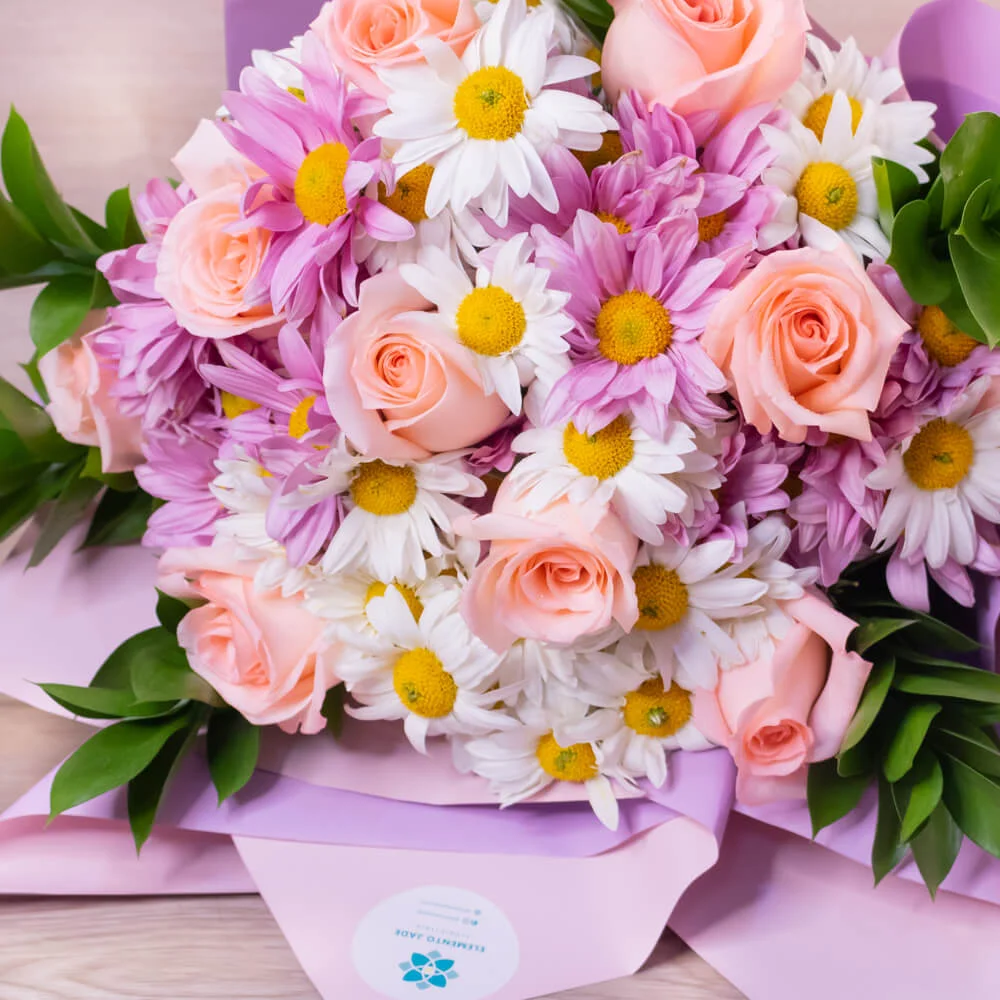 Ramo de Rosas y Margaritas - Imagen 2